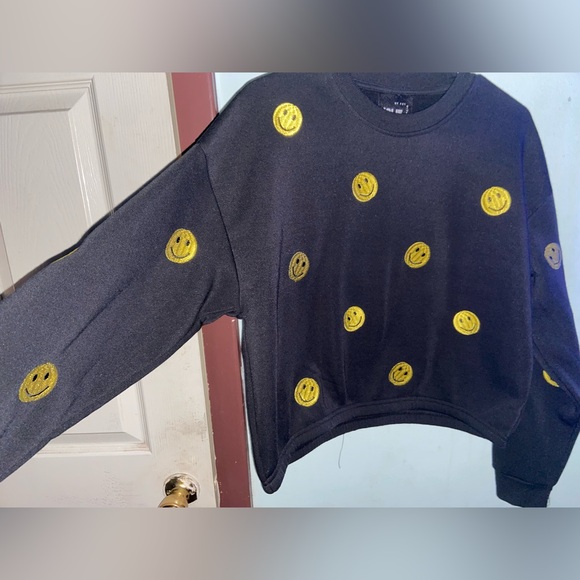 Large black sweater with yellow smiley faces - Picture 3 of 3